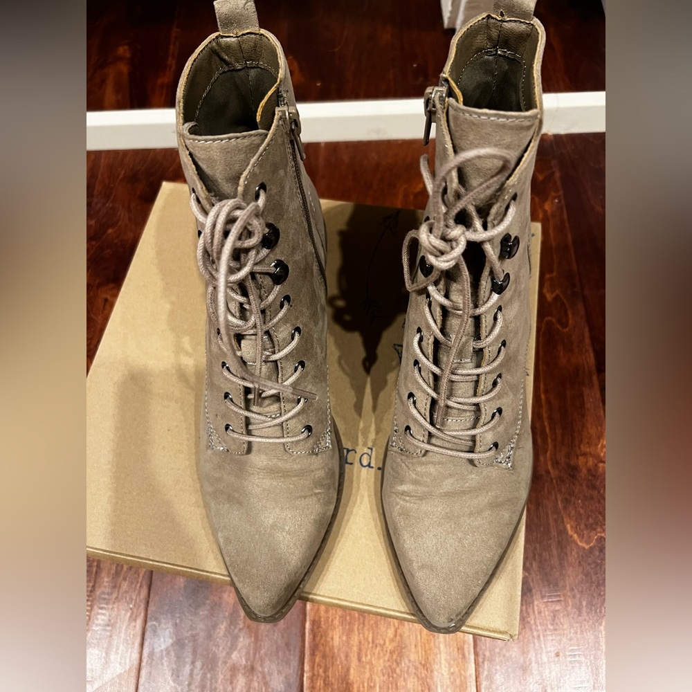 NEW Indigo Witchy Lace Up ir Yarine Taupe Boot